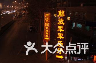逃离黑与白的房间